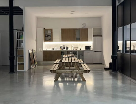 Despacho y mesas en espacio bonito, luminoso, silencioso, estilo industrial.